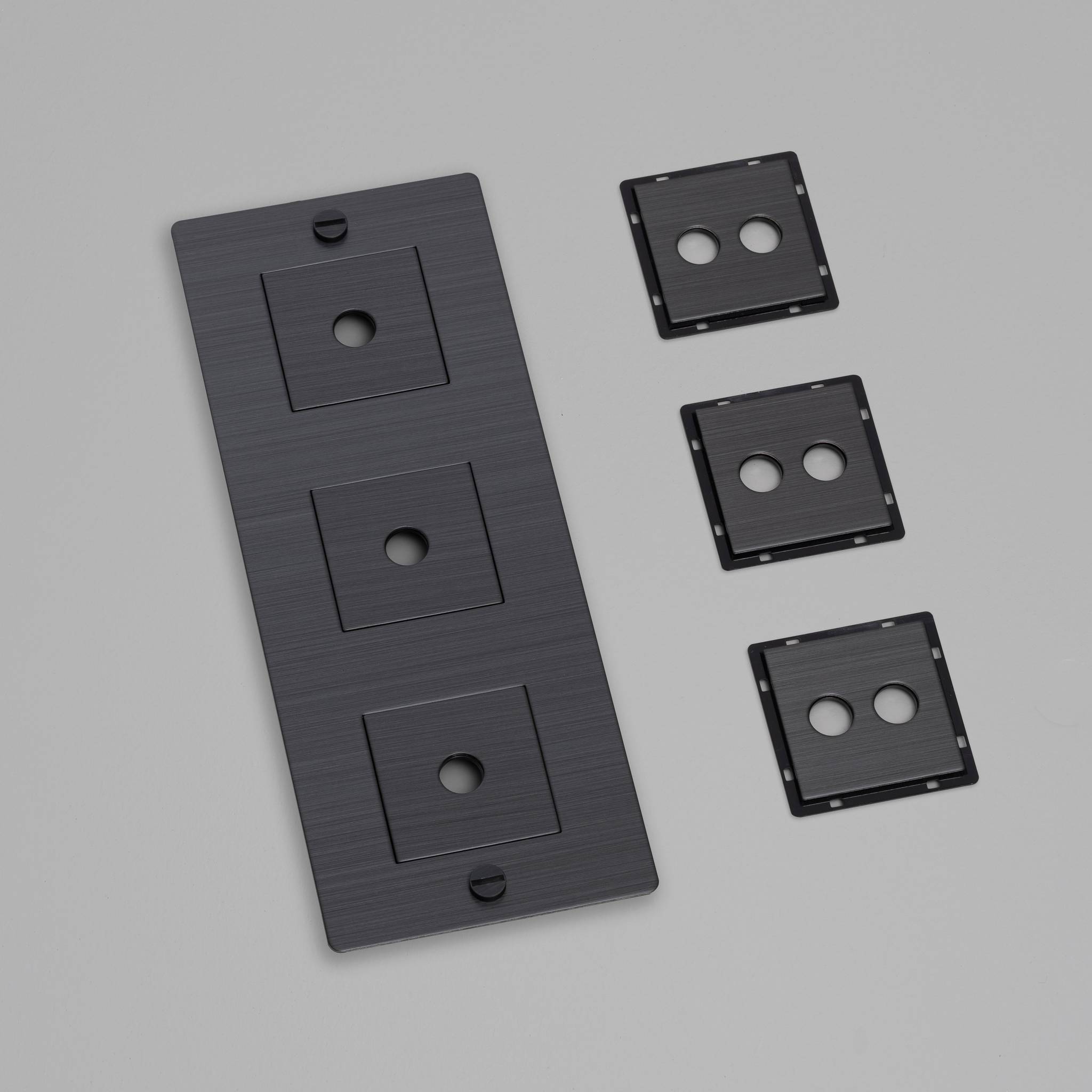 3G WALL PLATE / VERTICAL / WITH INFILLS / WITHOUT LOGO