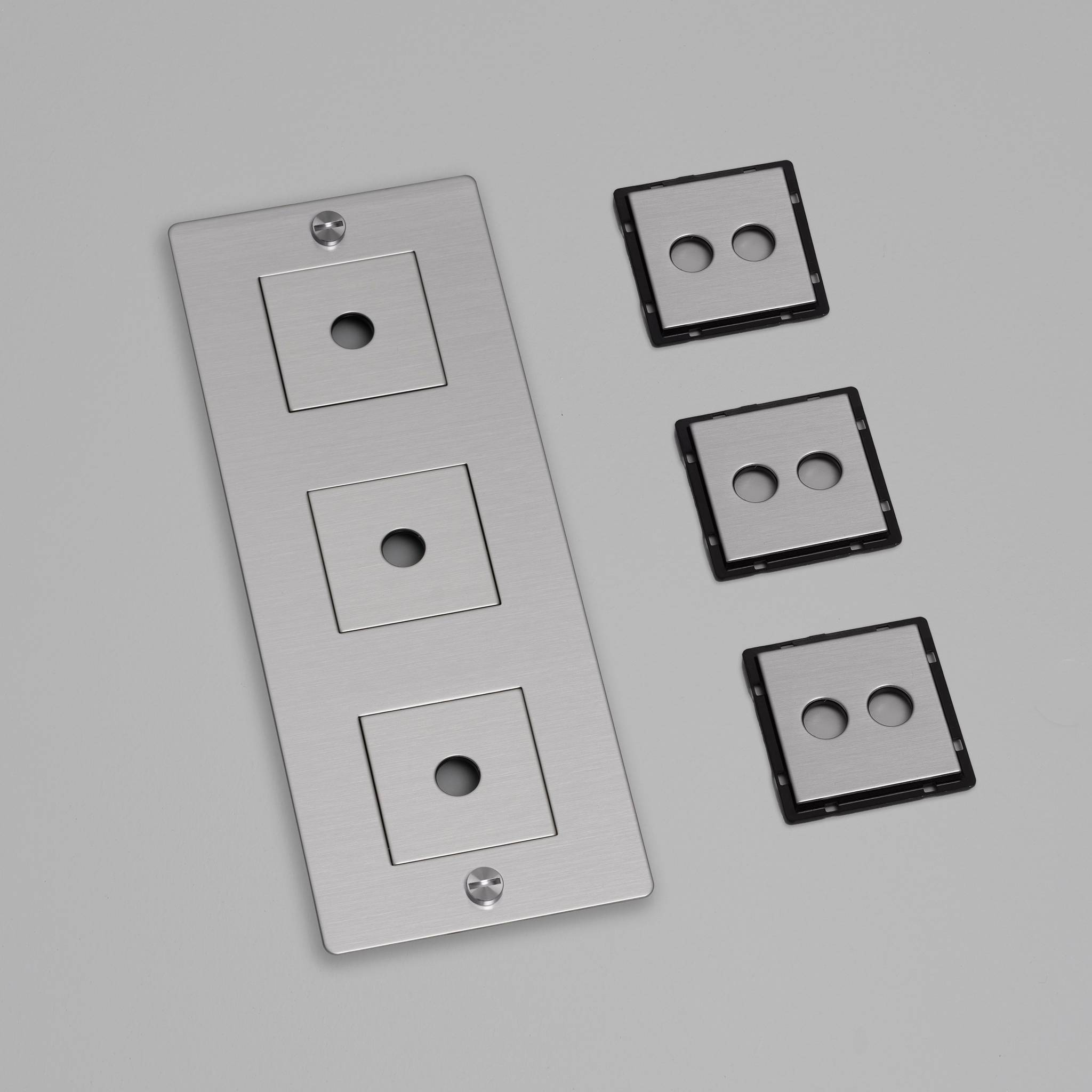 3G WALL PLATE / VERTICAL / WITH INFILLS / WITHOUT LOGO