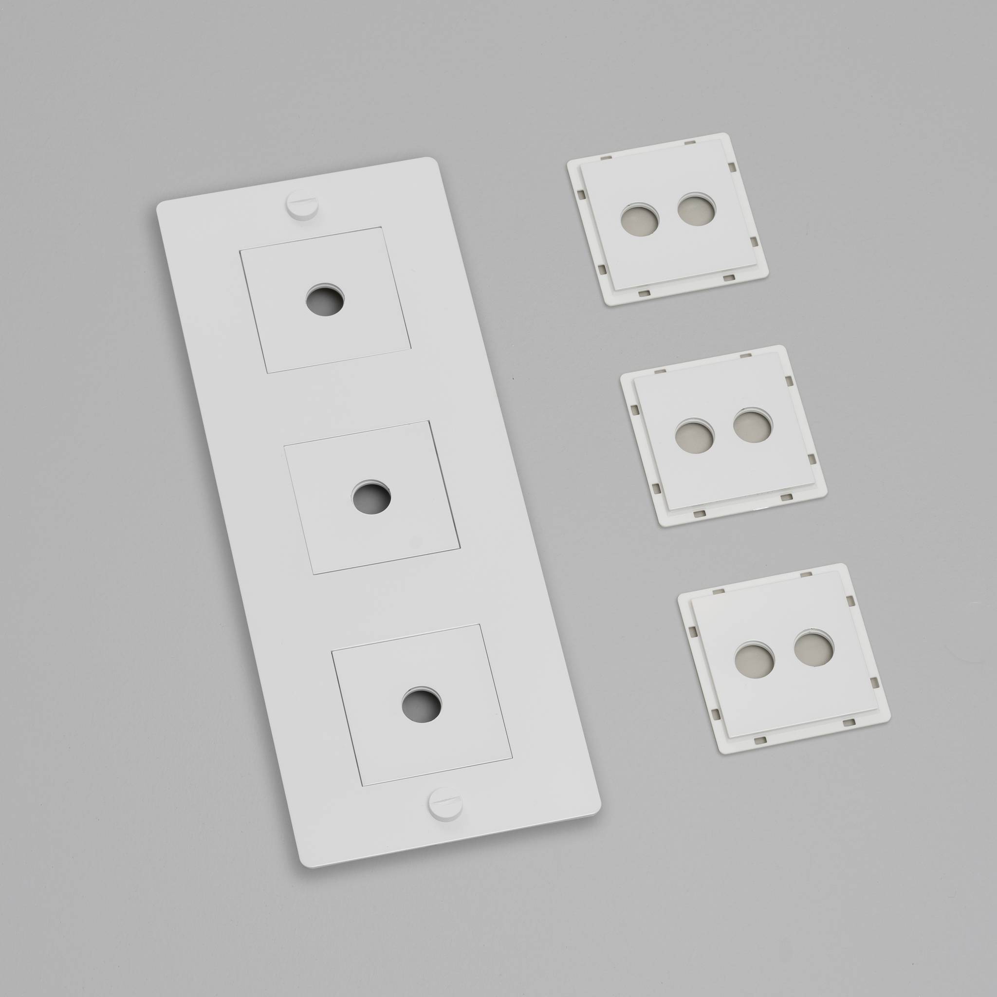 3G WALL PLATE / VERTICAL / WITH INFILLS / WITHOUT LOGO