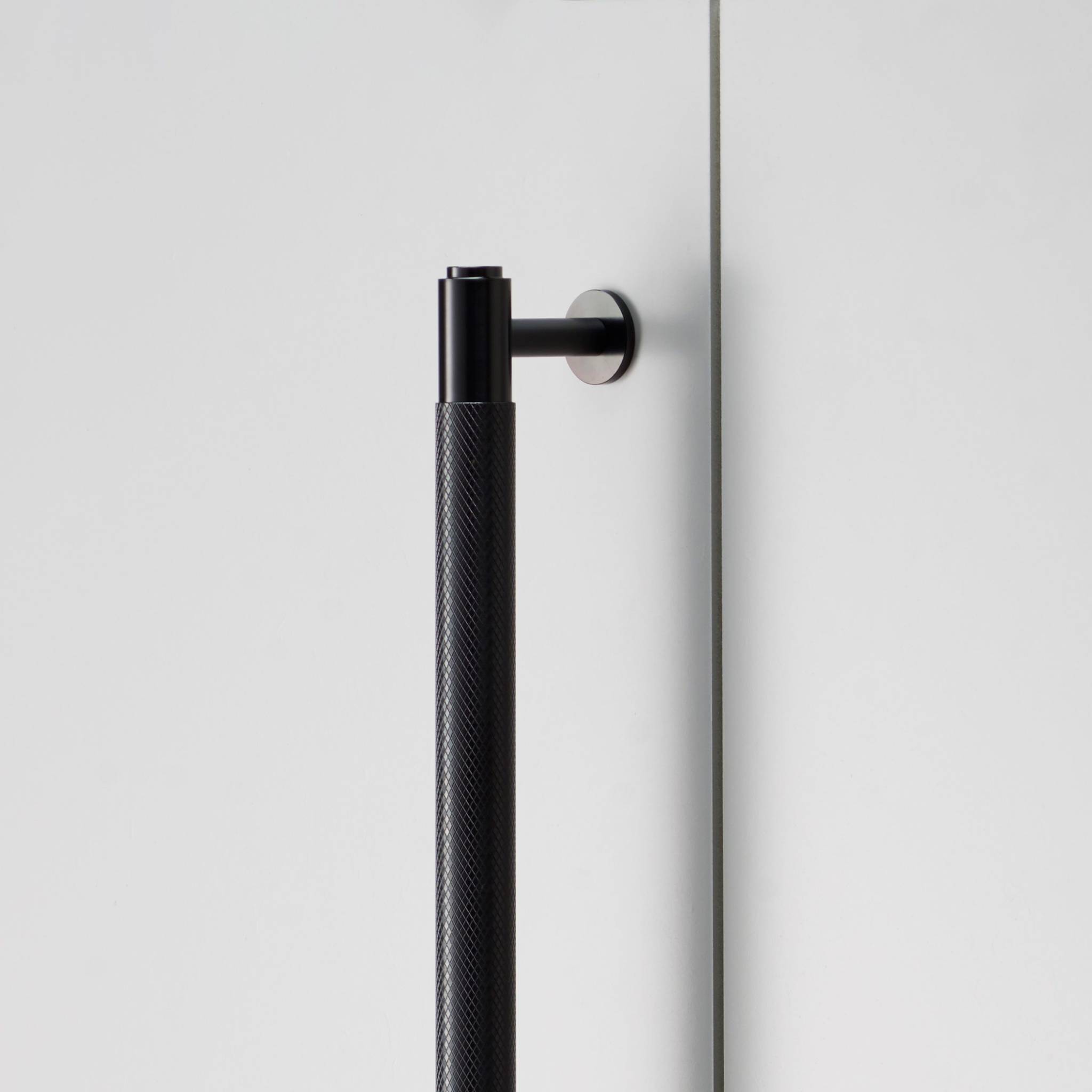 CLOSET BAR / CROSS